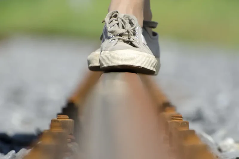 ¿Sientes que los problemas se interponen en tu camino? Este libro te muestra cómo transformar los obstáculos en fuerza, claridad y acción.