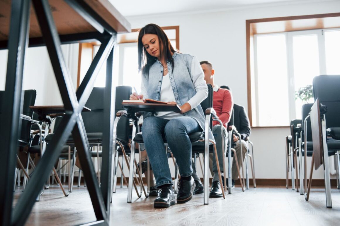 Estudiantes universitarios concentrados en clase, enfrentando retos educativos