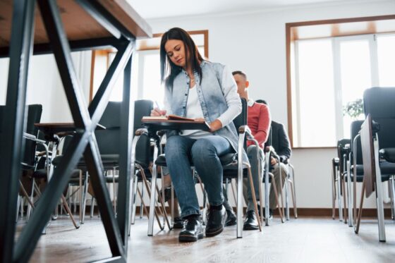 Estudiantes universitarios concentrados en clase, enfrentando retos educativos