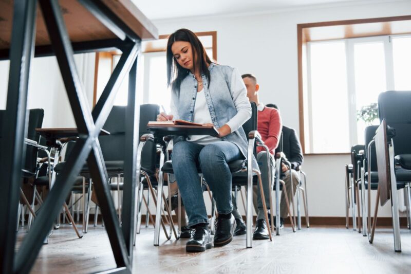 Estudiantes universitarios concentrados en clase, enfrentando retos educativos