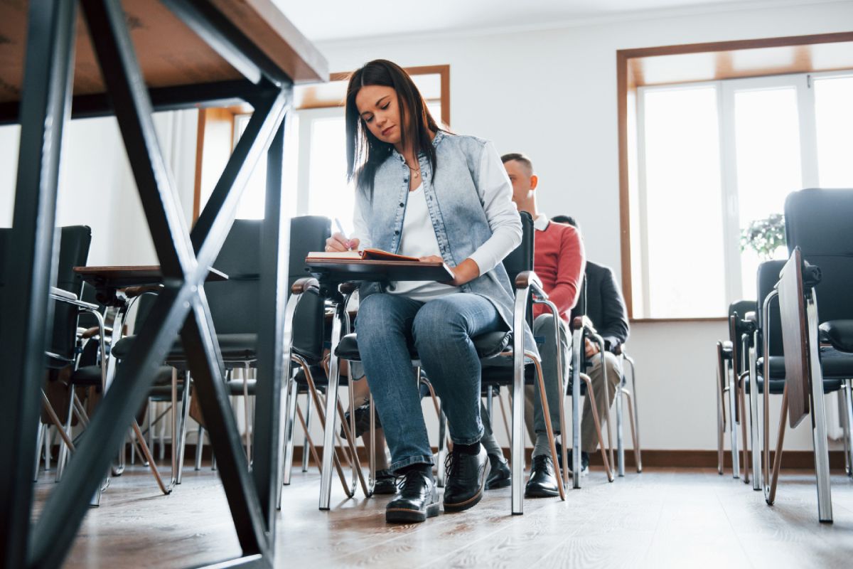 Estudiantes universitarios concentrados en clase, enfrentando retos educativos