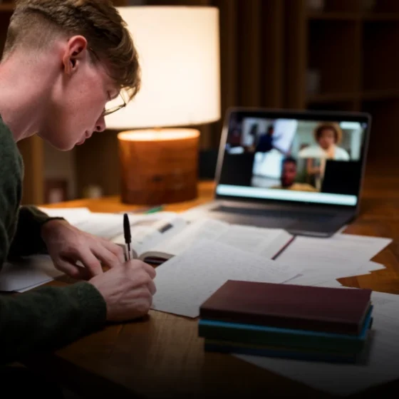 Estudiante tomando una clase en línea desde una computadora en casa